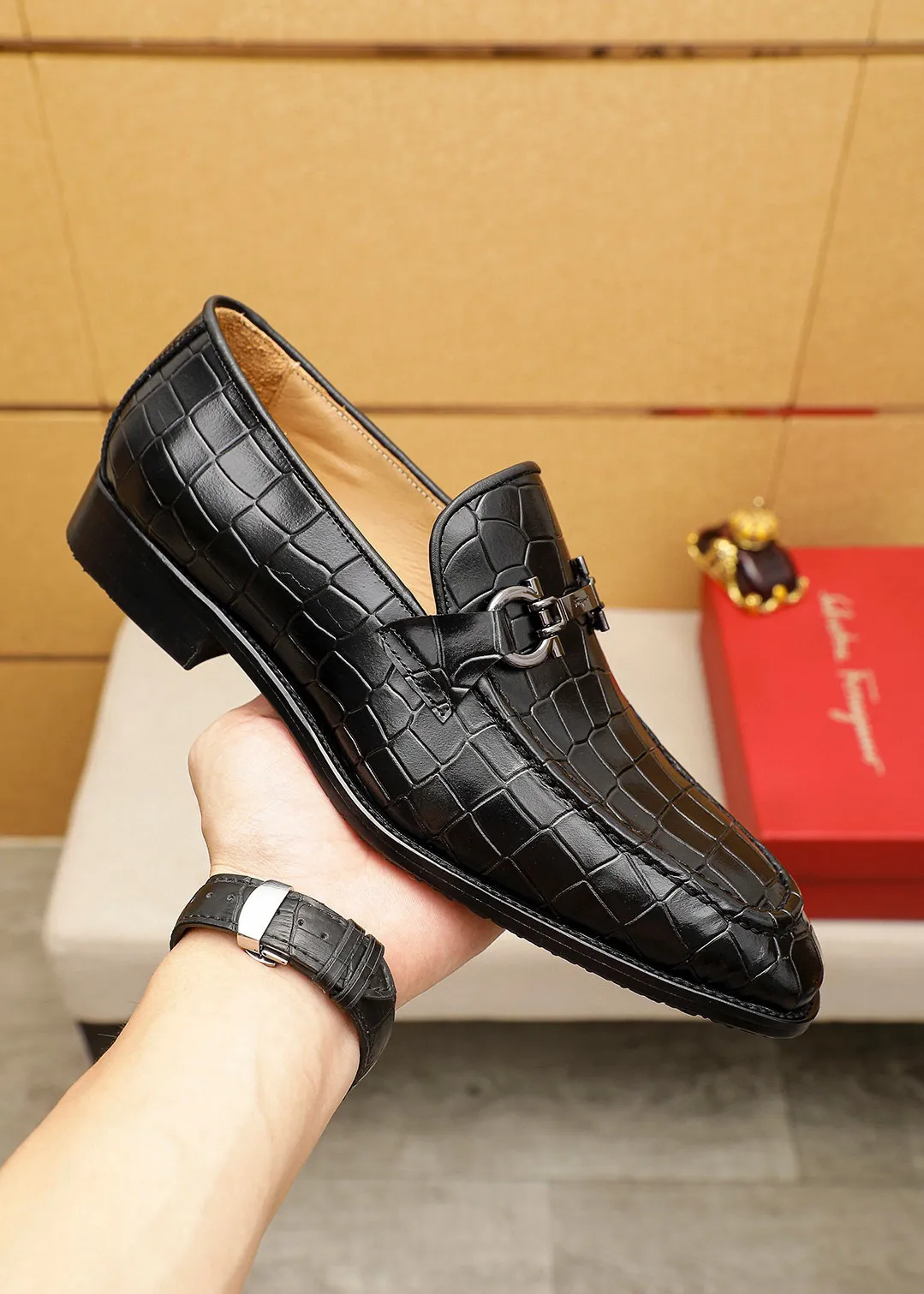 Men's shoes 💰460 💐 Product trademark: Ferragamo "Ferragamo" casual leather shoes Regular size: 38-44 (45.46🉑️customized) Product materials: Selected imported first-layer open-edge beaded cowhide floral upper + luxury hardware buckle, imported water-dyed cowhide leather lining. Strong three-dimensional visual effect, original outsole color: 2 colors available